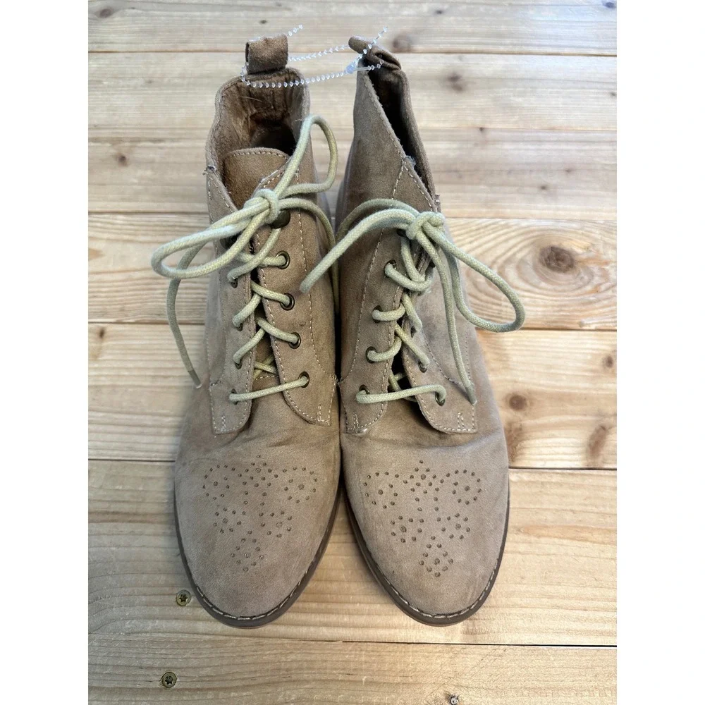 Rocket Dog Tan Suede Lace Up Ankle Boots Perforated Heart Toe Booties Womens 8‎